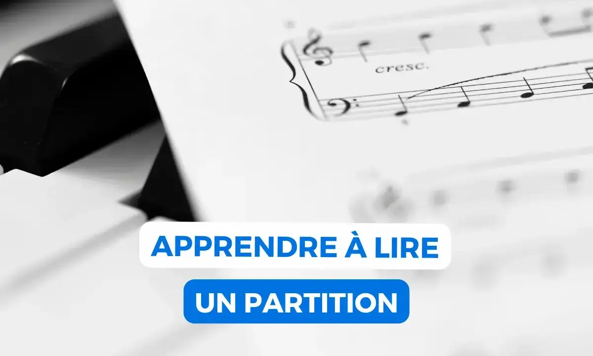 Clavier de piano avec une partition de musique. Apprendre à lire une partition est la clé pour jouer de la musique.