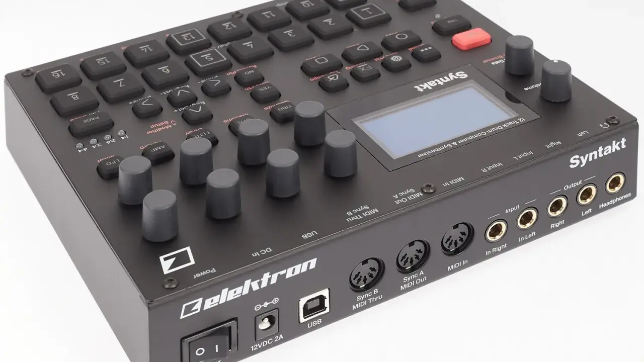 Boîtier noir de l'elektron syntakt, une boîte à rythmes et synthétiseur 12 pistes, avec ses nombreux boutons, potentiomètres et connecteurs.