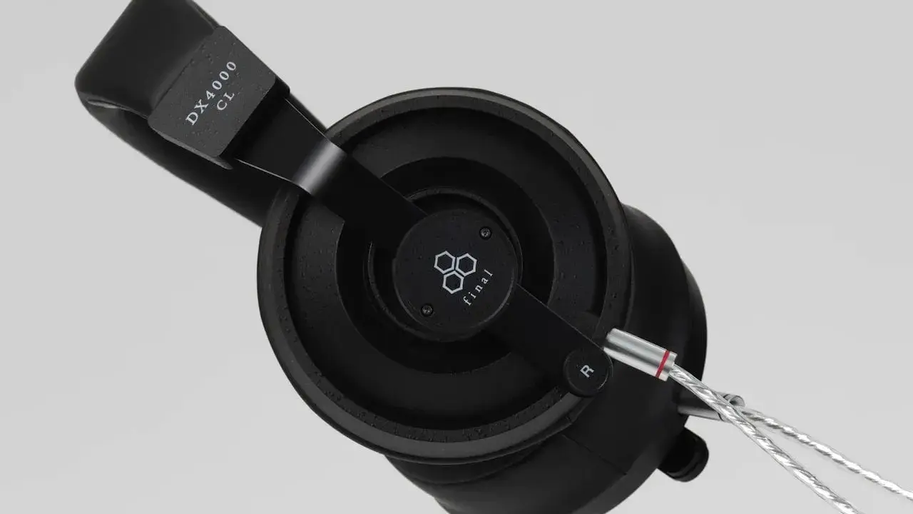 Casque audio noir Final DX4000 CL, idéal pour un mixer au casque. Le logo Final est visible sur l'oreillette.