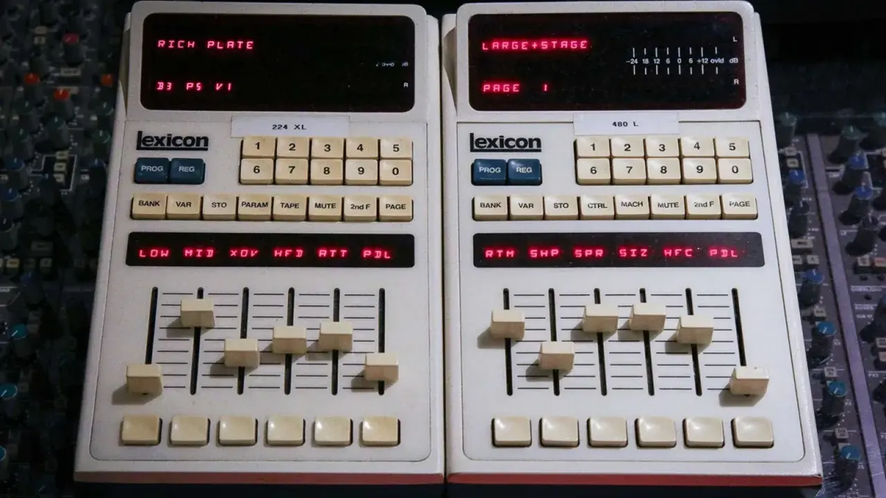 Deux unités Lexicon 224 XL et 480 L, des classiques pour le reverb def, avec leurs faders et boutons.