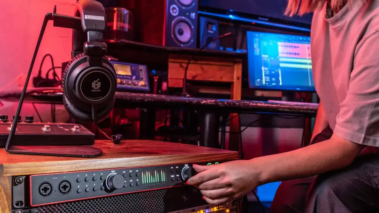 Casque audio professionnel suspendu, prêt pour une expérience stéréo audio immersive dans un studio d'enregistrement.