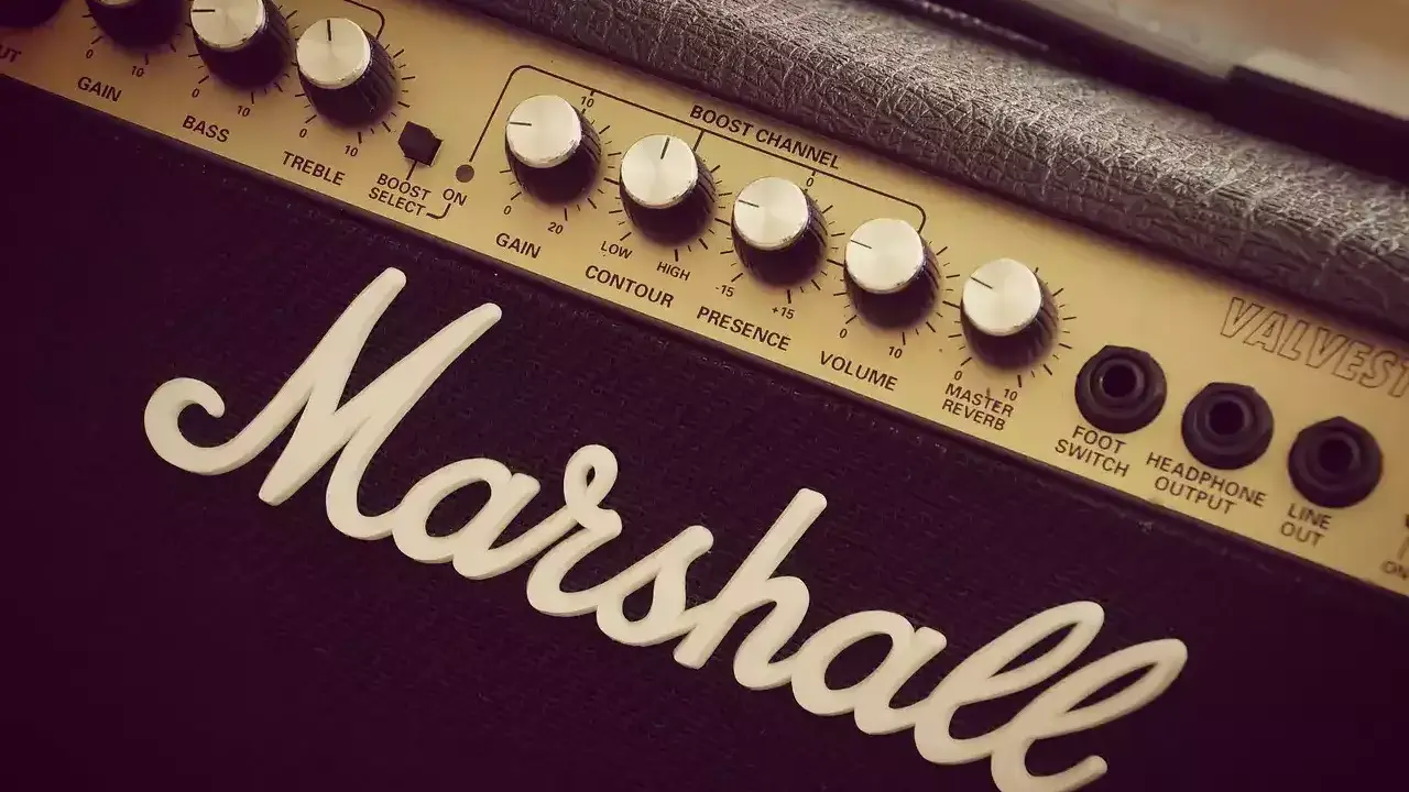 Gros plan sur un ampli guitare Marshall, avec ses potentiomètres Gain, Bass, Treble, Contour, Presence, Volume et Reverb. Idéal pour savoir quel ampli guitare choisir.
