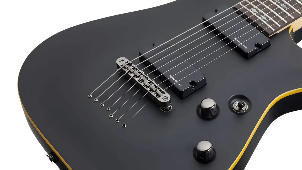 Guitare électrique Schecter Demon 7 noire, avec ses 7 cordes prêtes à rugir.
