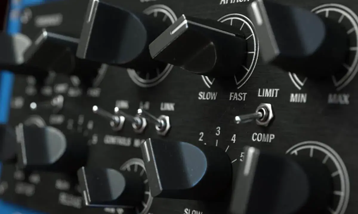 Gros plan sur les boutons et interrupteurs d'un compresseur audio. Réglages d'attaque, de seuil et de ratio sur cet équipement de studio.