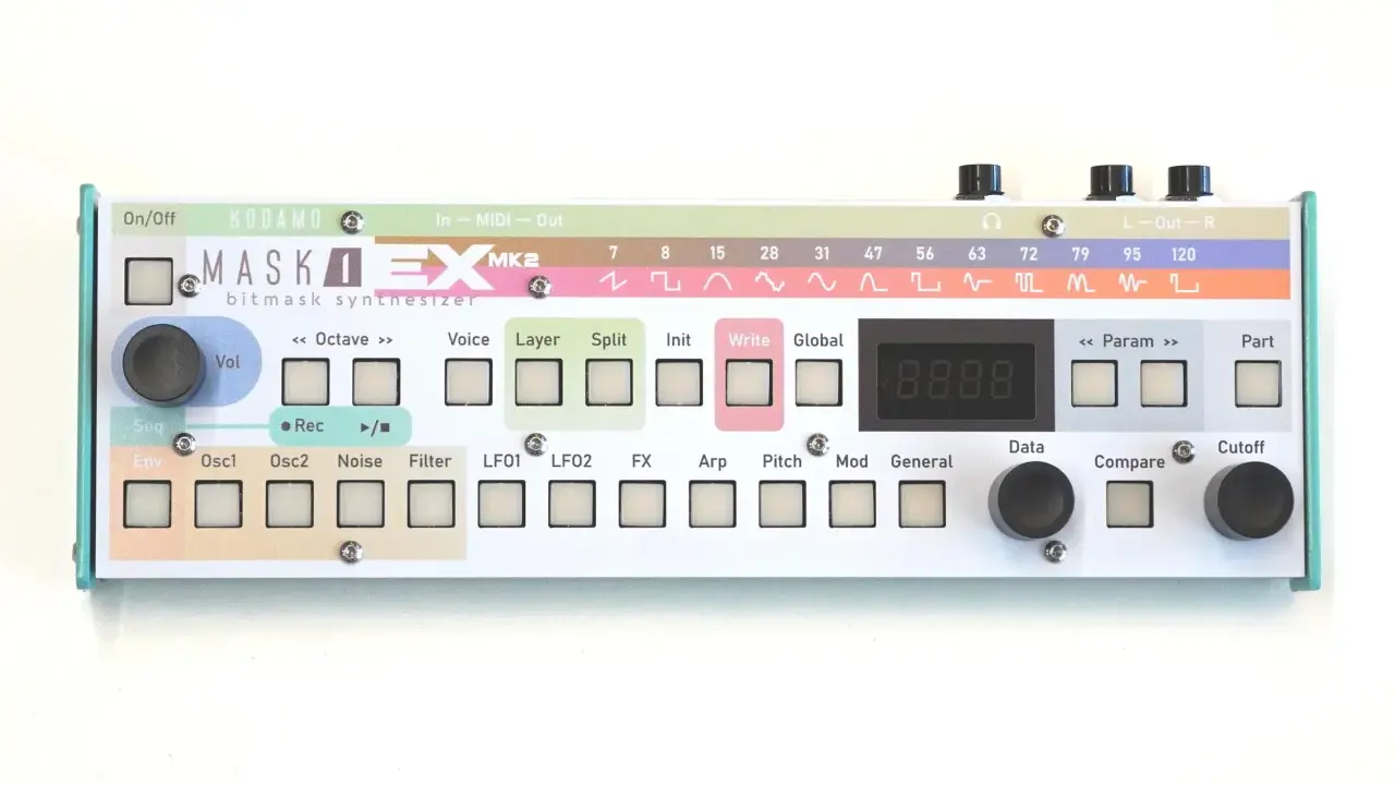 Le KODAMO MASK1 EX MK2, un synthétiseur bitmask, avec son clavier de boutons et ses potentiomètres.