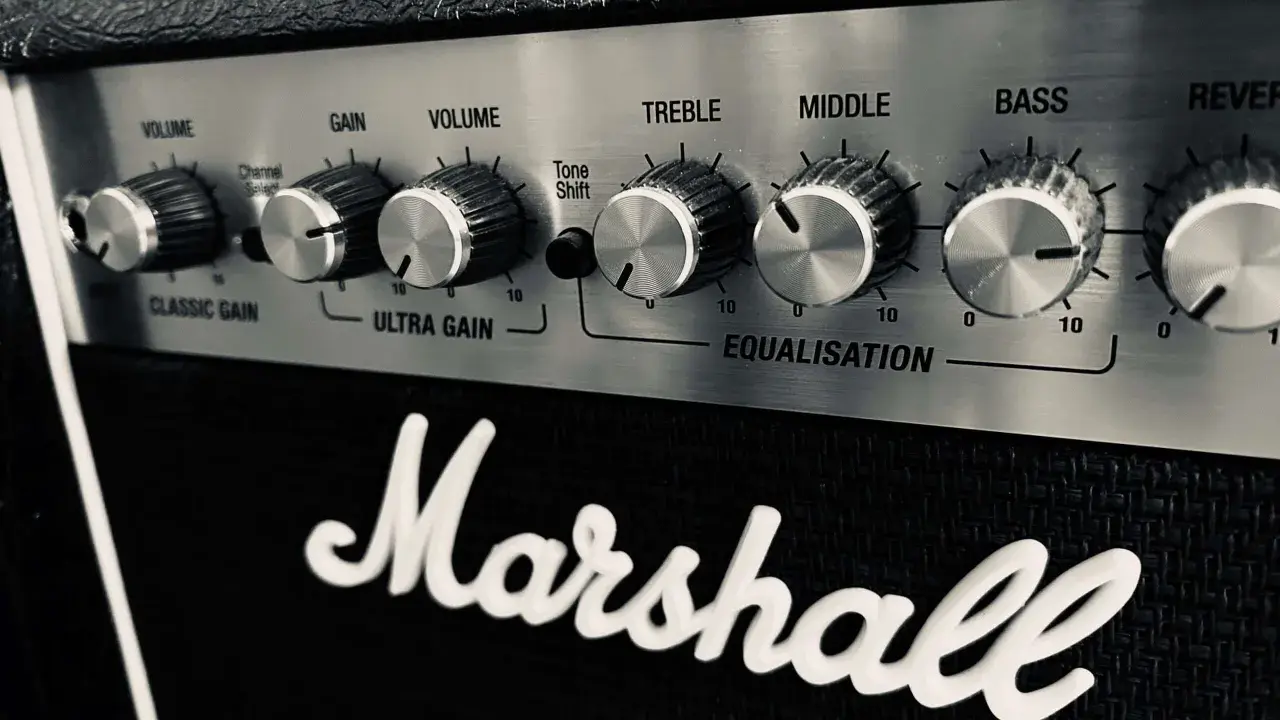 Gros plan sur le panneau de contrôle d'un ampli Marshall, avec les réglages de volume, gain, égalisation (treble, middle, bass) et reverb. Parfait pour le réglage ampli guitare acoustique.