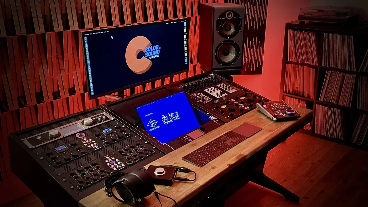 Studio d'enregistrement avec console, moniteurs Focal, casque et platine vinyle. L'équipement est prêt pour un son **lossless audio** parfait.