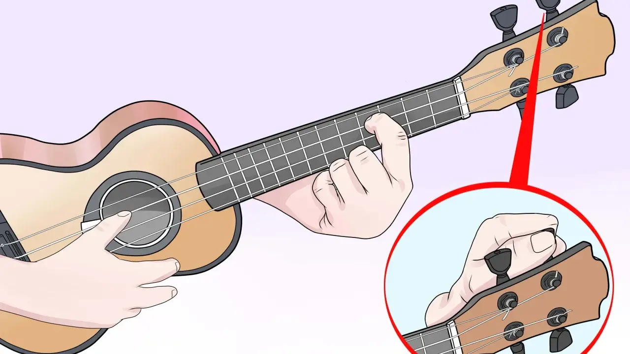 Main gauche sur le manche, main droite sur la tête pour accorder l'ukulele. Gros plan sur le réglage d'une corde.