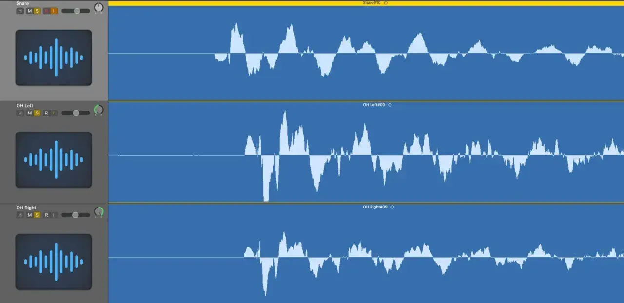 Visualisation des formes d'onde audio pour une piste de snare et deux pistes overhead (gauche et droite).