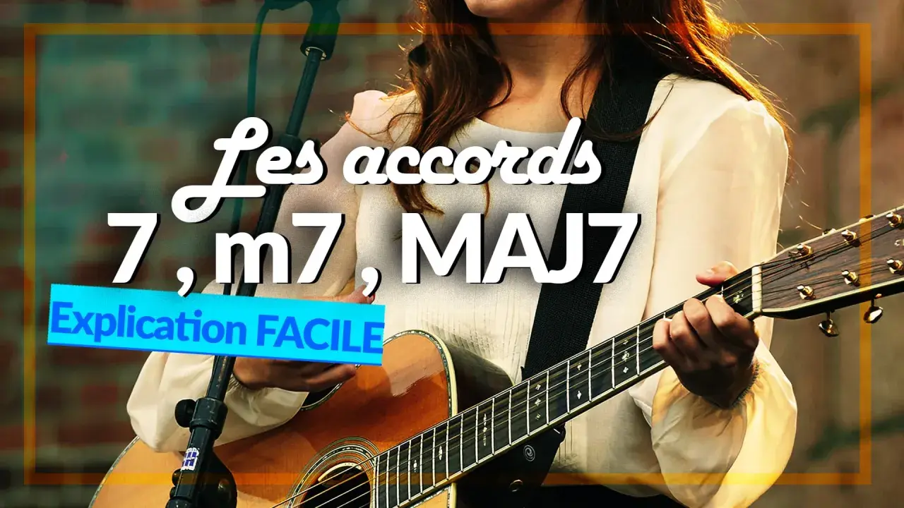 Une musicienne joue de la guitare, expliquant les accords 7, m7, MAJ7.