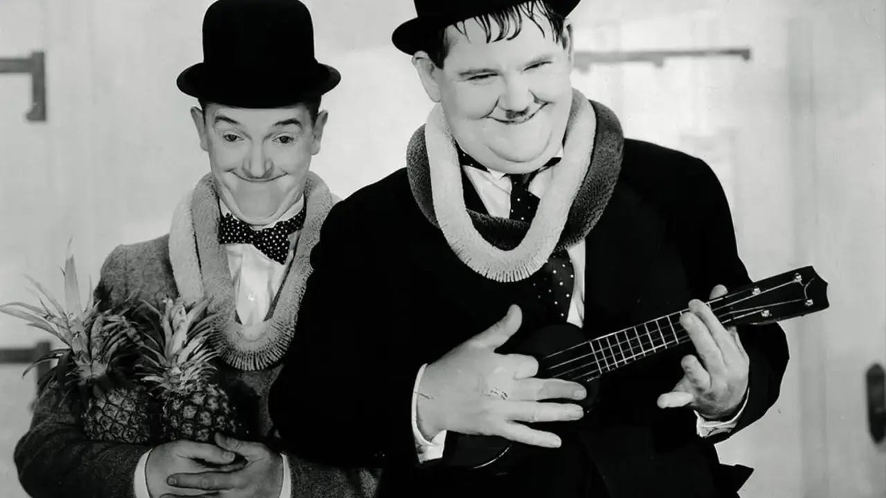 Laurel et Hardy, l'un tenant des ananas, l'autre jouant d'un ukulélé, évoquent l'origine hawaïenne de cet instrument.
