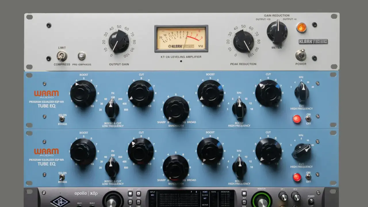 Rack d'équipements audio avec compresseur gratuit, égaliseurs Warm Audio et interface Apollo.