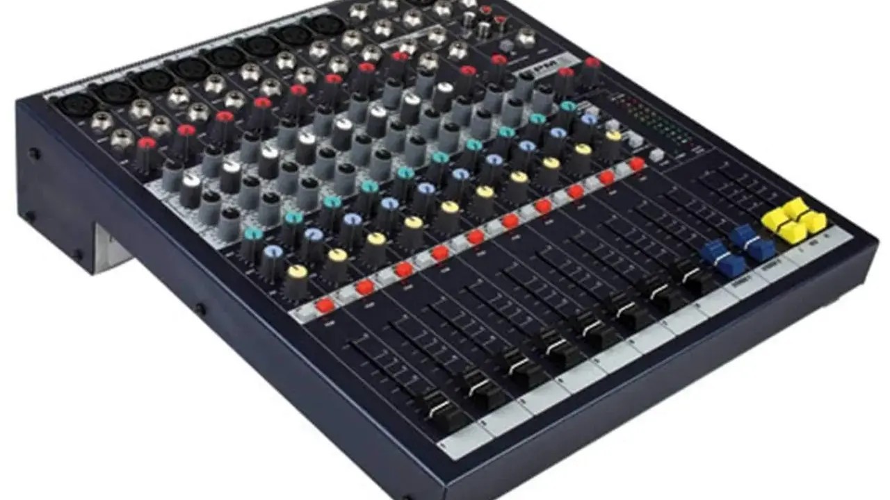 Table de mixage audio avec de nombreux boutons et curseurs, prête pour le mixage avec Mixcraft 8.