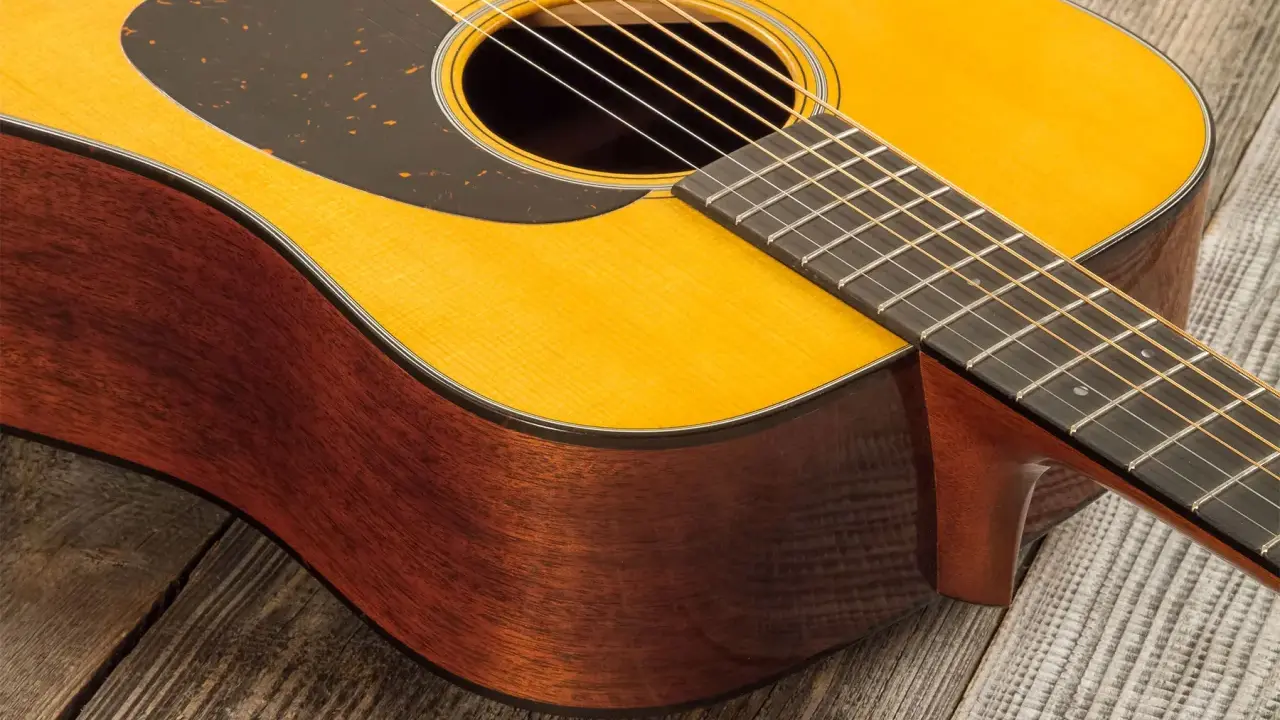 Guitare acoustique Martin D18, bois de palissandre et épicéa, sur fond de bois vieilli.
