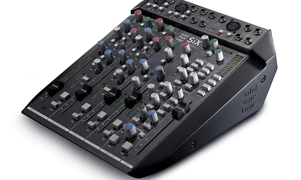 Table de mixage enregistrement multipiste Solid State Logic SIX, avec ses potentiomètres colorés et ses faders pour un contrôle précis du son.