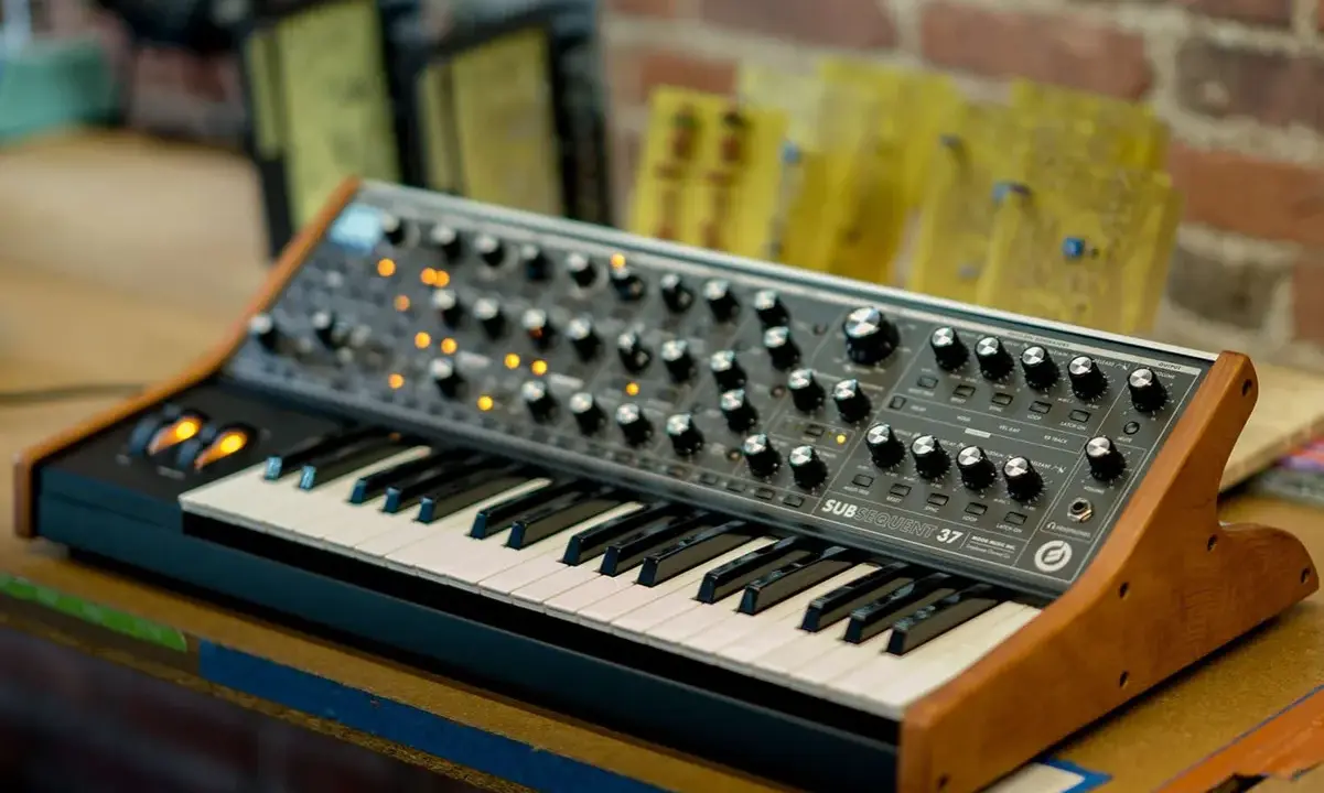 Synthétiseur Subsequent 37, un joyau des années 70, prêt à créer des sons légendaires.