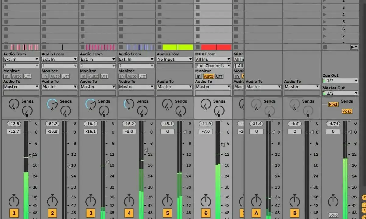 Tableau de mixage audio, avec des pistes nommées KICK, TOMS, etc. Les curseurs de volume sont visibles, certains en cours de mastering chain.