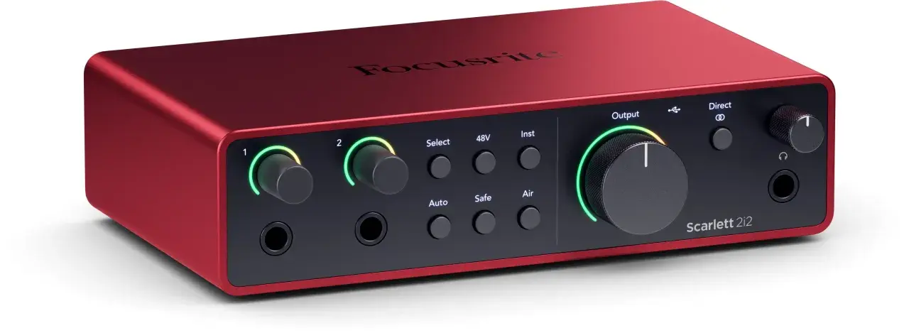 Focusrite Scarlett 2i2, une console audio rouge vif avec des boutons lumineux pour un contrôle précis du son.