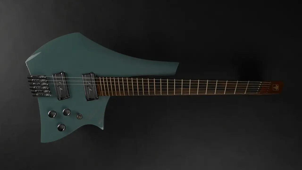 Guitare électrique bleu sarcelle au design futuriste, une guitare double cut avec un manche fin et des micros humbucker.
