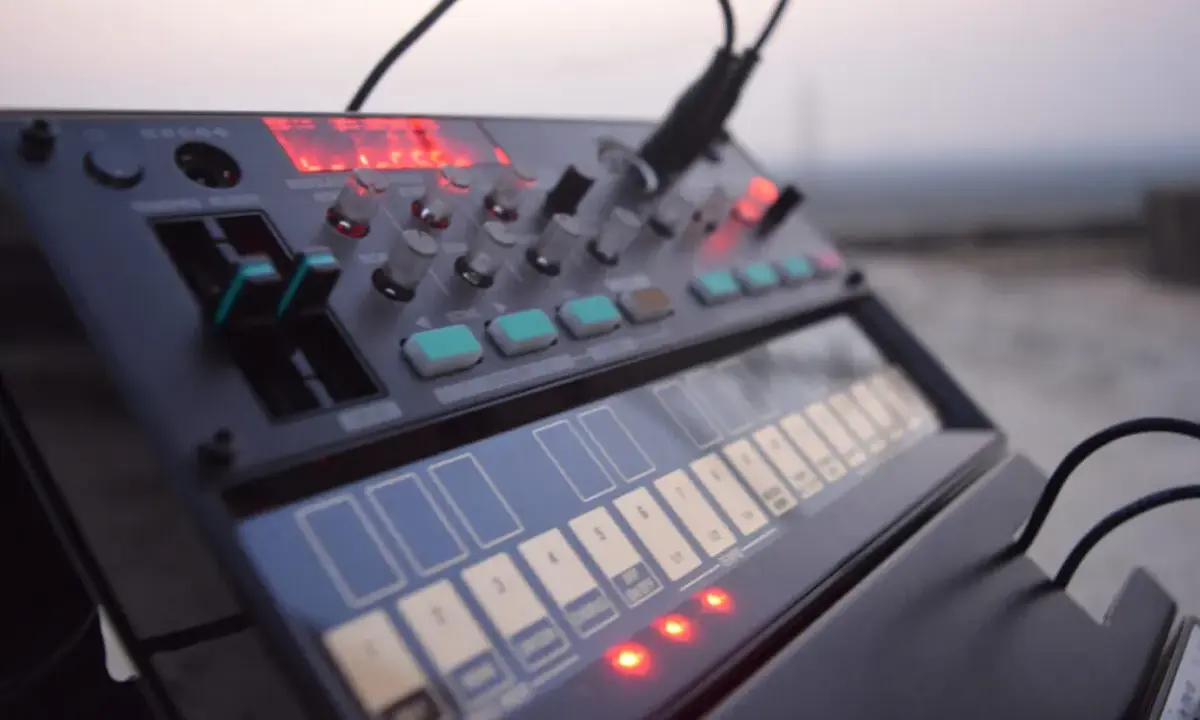 Synthétiseur avec clavier tactile et boutons, prêt à créer des sons. Le compresseur voix est intégré pour peaufiner le mix.