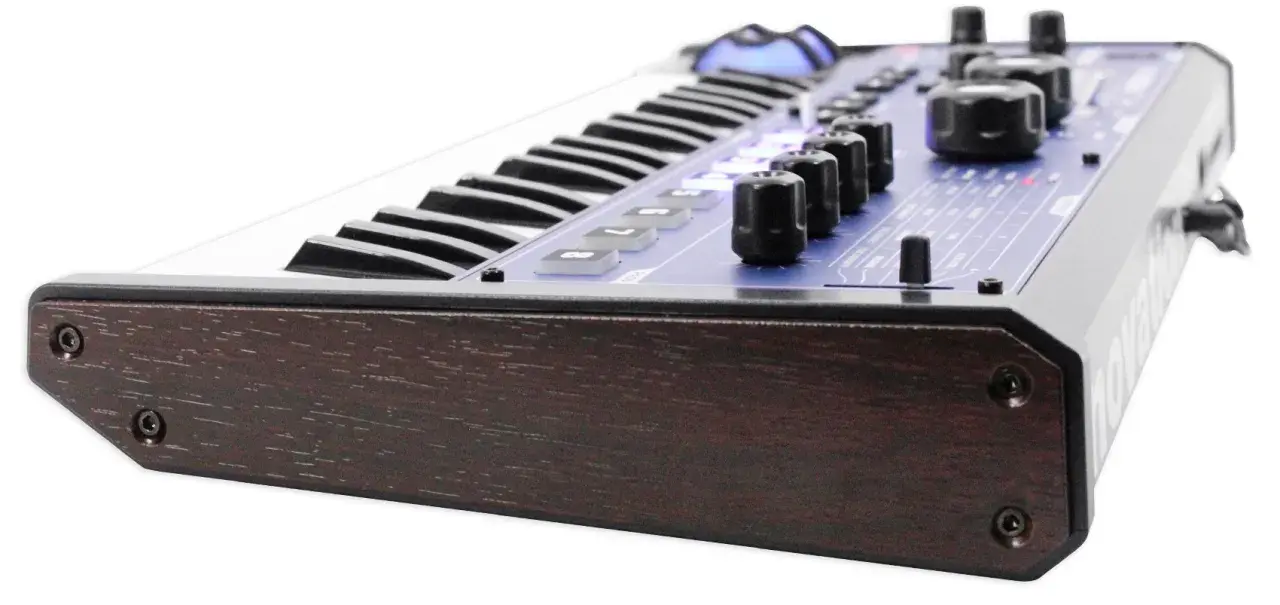 Clavier synthétiseur mini nova avec finitions bois sombre et panneau bleu lumineux.