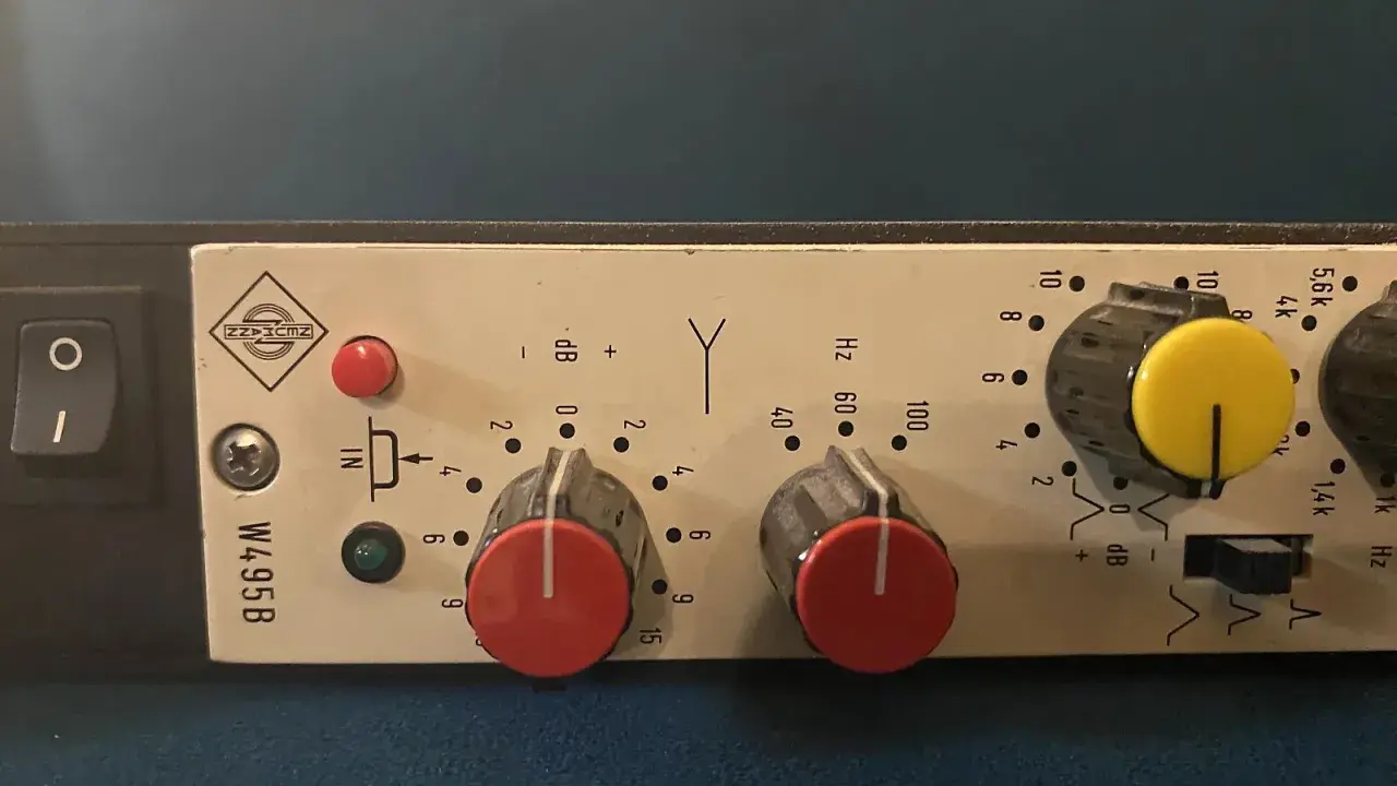 Le Neumann W495B, un égaliseur vintage, avec ses potentiomètres rouges et jaunes, prêt à sculpter le son.