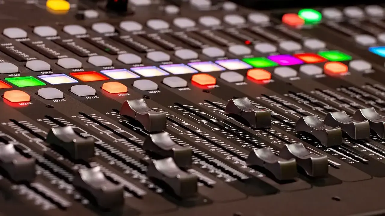 Console de mixage avec boutons lumineux et faders. Idéal pour créer votre propre application bruitage gratuit et donner vie à vos projets sonores.