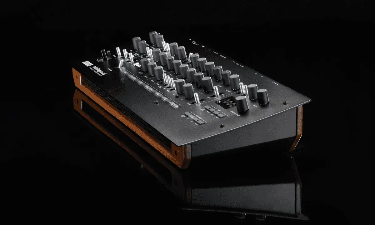 Synthétiseur Korg minilogue xd noir avec finitions bois, posé sur une surface réfléchissante.