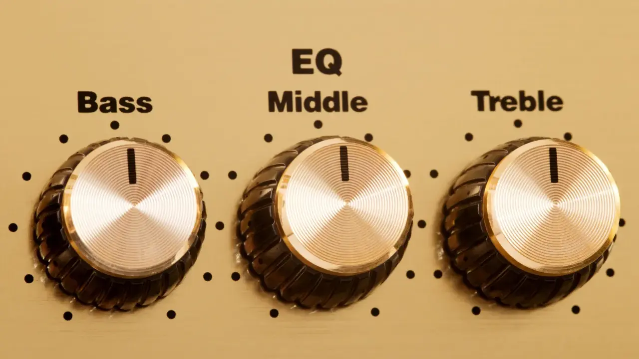 Trois boutons dorés pour régler l'égaliseur son : Bass, Middle, Treble.
