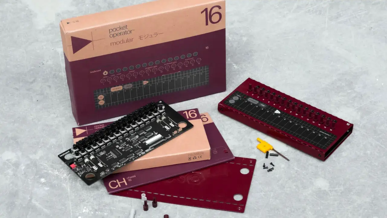 Le **pocket operator** modular 16, son circuit imprimé et sa boîte sur fond gris. Un appareil pour créer de la musique.