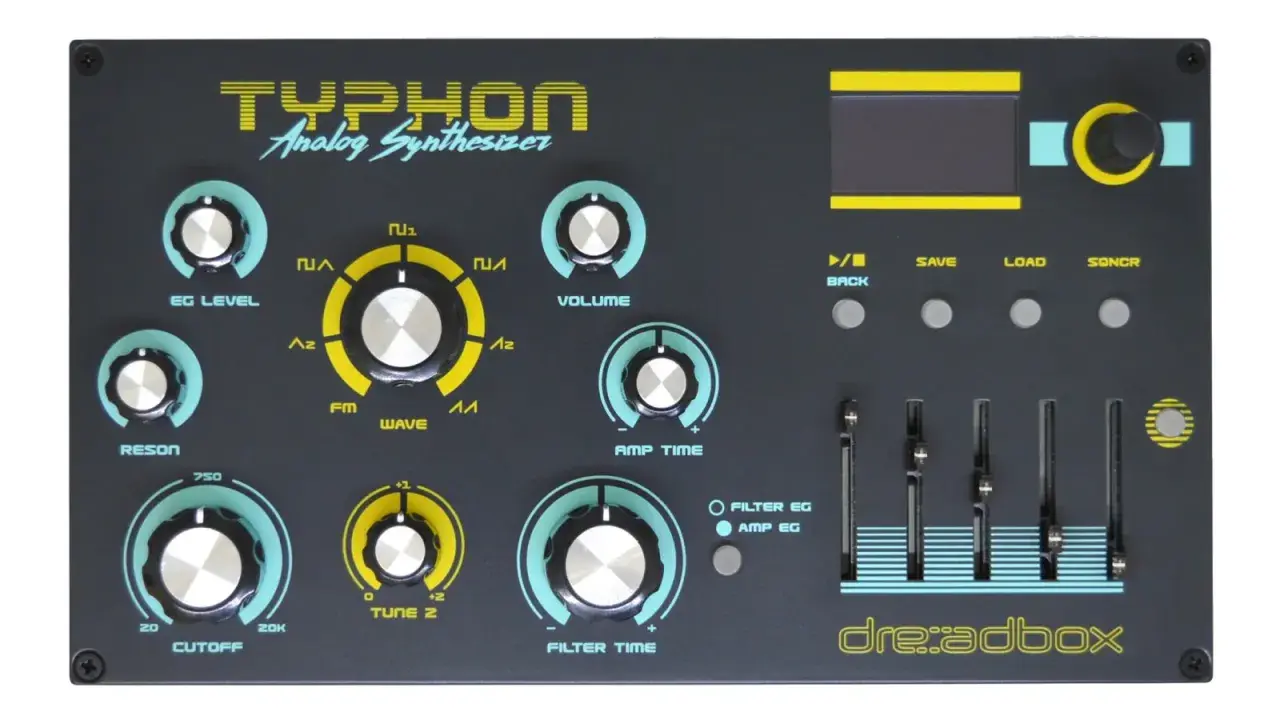 Le synthétiseur analogique Dreadbox Typhon, avec ses nombreux boutons et curseurs, prêt à sculpter des sons uniques.