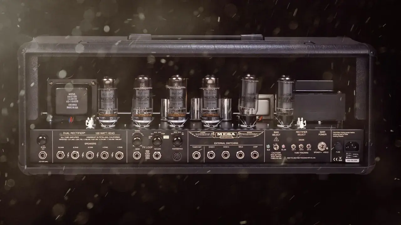 Vue arrière d'un ampli à lampe Mesa Boogie Dual Rectifier, révélant ses tubes brillants et ses connexions.
