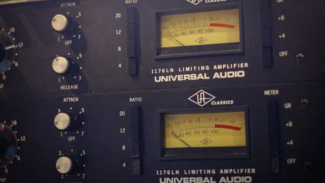 Deux compresseurs FET Universal Audio 1176LN, prêts à sculpter le son.