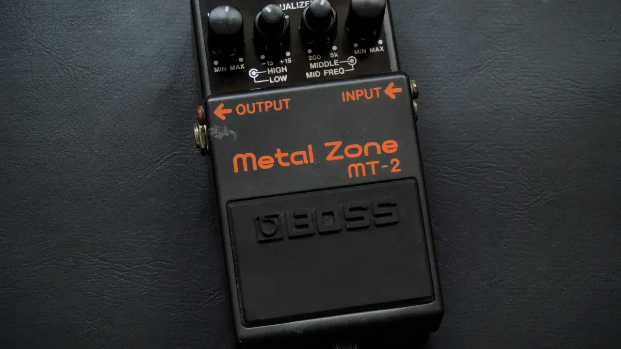 Pédale d'effet guitare BOSS Metal Zone MT-2, prête à déchaîner le son metal.