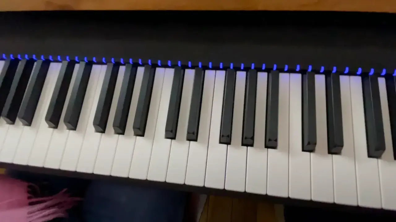 Touches de piano illuminées de bleu, prêtes à jouer de beaux accords piano am.