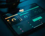 Interface d'un logiciel musique Windows sur tablette, avec des formes d'ondes et des curseurs.