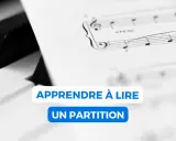 Clavier de piano avec une partition de musique. Apprendre à lire une partition est la clé pour jouer de la musique.