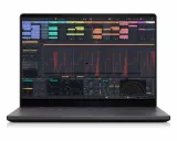 Un laptop ROG Zephyrus affiche un logiciel de production musicale avec des pistes audio et des formes d'onde complexes.