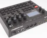 Boîtier noir de l'elektron syntakt, une boîte à rythmes et synthétiseur 12 pistes, avec ses nombreux boutons, potentiomètres et connecteurs.