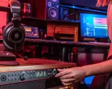 Casque audio professionnel suspendu, prêt pour une expérience stéréo audio immersive dans un studio d'enregistrement.