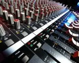 Console de mixage audio, avec ses potentiomètres et faders, prête pour le mastering gratuit.