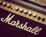 Gros plan sur un ampli guitare Marshall, avec ses potentiomètres Gain, Bass, Treble, Contour, Presence, Volume et Reverb. Idéal pour savoir quel ampli guitare choisir.