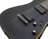 Guitare électrique Schecter Demon 7 noire, avec ses 7 cordes prêtes à rugir.