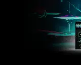 Un batteur frappe une cymbale, tandis qu'un logiciel de Transient Shaper ajuste le son.