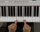 Deux doigts jouent un accord de piano.