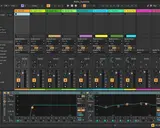 Un logiciel de production musicale affiche des pistes audio nommées, certaines en flac, d'autres en mp3. Des faders et des courbes d'égalisation sont visibles.