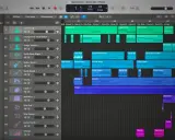 Interface d'un logiciel arrangeur musical gratuit, montrant des pistes audio et MIDI pour voix, guitare, basse, batterie et synthétiseurs.