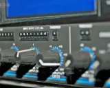 Boutons de réglage d'un limiteur audio, avec indication de niveau et de seuil.