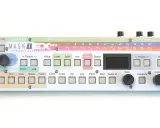 Le KODAMO MASK1 EX MK2, un synthétiseur bitmask, avec son clavier de boutons et ses potentiomètres.