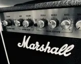 Gros plan sur le panneau de contrôle d'un ampli Marshall, avec les réglages de volume, gain, égalisation (treble, middle, bass) et reverb. Parfait pour le réglage ampli guitare acoustique.
